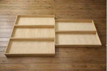 洋服箪笥をペイントリメイク!開き戸と引き出しの取っ手を交換し、鍵穴カバーを取り付け。脚を取り付けて、本体はモカベージュ、天板・脚をシナモンブラウンにペイント仕上げ。