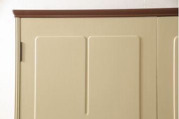 洋服箪笥をペイントリメイク!開き戸と引き出しの取っ手を交換し、鍵穴カバーを取り付け。脚を取り付けて、本体はモカベージュ、天板・脚をシナモンブラウンにペイント仕上げ。