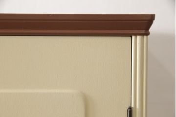 洋服箪笥をペイントリメイク!開き戸と引き出しの取っ手を交換し、鍵穴カバーを取り付け。脚を取り付けて、本体はモカベージュ、天板・脚をシナモンブラウンにペイント仕上げ。