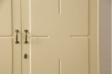 洋服箪笥をペイントリメイク!開き戸と引き出しの取っ手を交換し、鍵穴カバーを取り付け。脚を取り付けて、本体はモカベージュ、天板・脚をシナモンブラウンにペイント仕上げ。