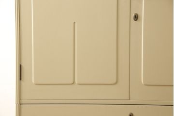 洋服箪笥をペイントリメイク!開き戸と引き出しの取っ手を交換し、鍵穴カバーを取り付け。脚を取り付けて、本体はモカベージュ、天板・脚をシナモンブラウンにペイント仕上げ。