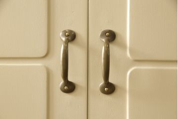 洋服箪笥をペイントリメイク!開き戸と引き出しの取っ手を交換し、鍵穴カバーを取り付け。脚を取り付けて、本体はモカベージュ、天板・脚をシナモンブラウンにペイント仕上げ。
