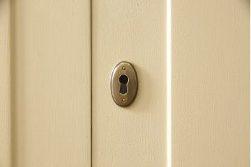 洋服箪笥をペイントリメイク!開き戸と引き出しの取っ手を交換し、鍵穴カバーを取り付け。脚を取り付けて、本体はモカベージュ、天板・脚をシナモンブラウンにペイント仕上げ。