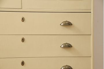 洋服箪笥をペイントリメイク!開き戸と引き出しの取っ手を交換し、鍵穴カバーを取り付け。脚を取り付けて、本体はモカベージュ、天板・脚をシナモンブラウンにペイント仕上げ。