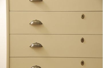 洋服箪笥をペイントリメイク!開き戸と引き出しの取っ手を交換し、鍵穴カバーを取り付け。脚を取り付けて、本体はモカベージュ、天板・脚をシナモンブラウンにペイント仕上げ。