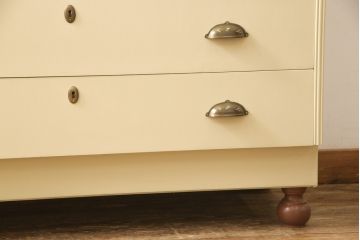 洋服箪笥をペイントリメイク!開き戸と引き出しの取っ手を交換し、鍵穴カバーを取り付け。脚を取り付けて、本体はモカベージュ、天板・脚をシナモンブラウンにペイント仕上げ。