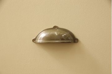 洋服箪笥をペイントリメイク!開き戸と引き出しの取っ手を交換し、鍵穴カバーを取り付け。脚を取り付けて、本体はモカベージュ、天板・脚をシナモンブラウンにペイント仕上げ。