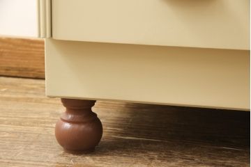 洋服箪笥をペイントリメイク!開き戸と引き出しの取っ手を交換し、鍵穴カバーを取り付け。脚を取り付けて、本体はモカベージュ、天板・脚をシナモンブラウンにペイント仕上げ。