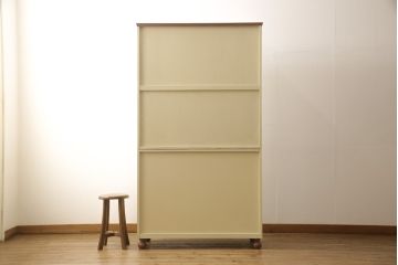 洋服箪笥をペイントリメイク!開き戸と引き出しの取っ手を交換し、鍵穴カバーを取り付け。脚を取り付けて、本体はモカベージュ、天板・脚をシナモンブラウンにペイント仕上げ。