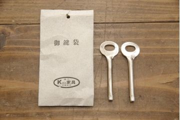 洋服箪笥をペイントリメイク!開き戸と引き出しの取っ手を交換し、鍵穴カバーを取り付け。脚を取り付けて、本体はモカベージュ、天板・脚をシナモンブラウンにペイント仕上げ。