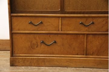 茶棚を綺麗に再生!高品質リペアを施し、元のイメージを損なわないように建具を新規作成し交換。蜜蝋ワックス仕上げに。