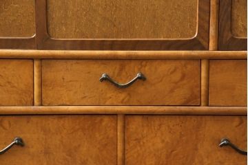 茶棚を綺麗に再生!高品質リペアを施し、元のイメージを損なわないように建具を新規作成し交換。蜜蝋ワックス仕上げに。