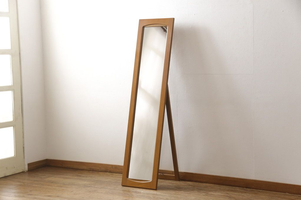 ワードローブを姿見にリメイク!扉部分をフレームにしたスタンド式に加工。