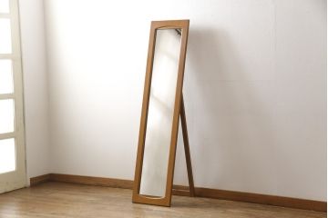ワードローブを姿見にリメイク!扉部分をフレームにしたスタンド式に加工。