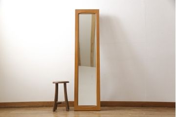 ワードローブを姿見にリメイク!扉部分をフレームにしたスタンド式に加工。