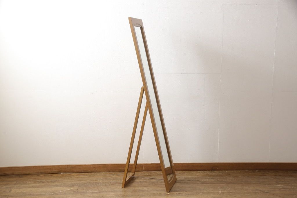 ワードローブを姿見にリメイク!扉部分をフレームにしたスタンド式に加工。