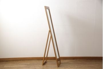 ワードローブを姿見にリメイク!扉部分をフレームにしたスタンド式に加工。