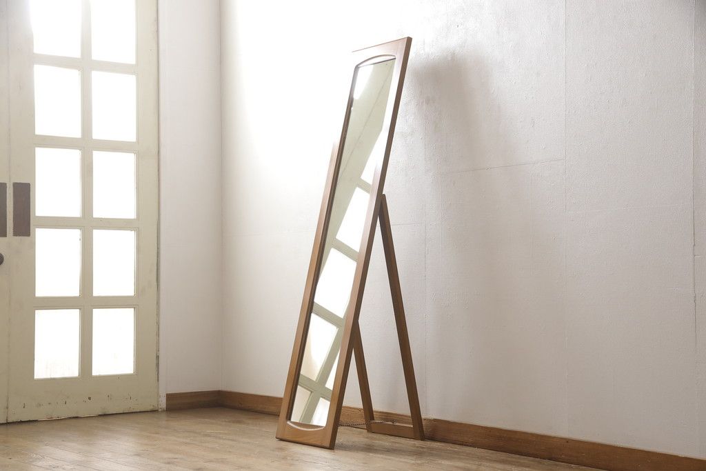 ワードローブを姿見にリメイク!扉部分をフレームにしたスタンド式に加工。