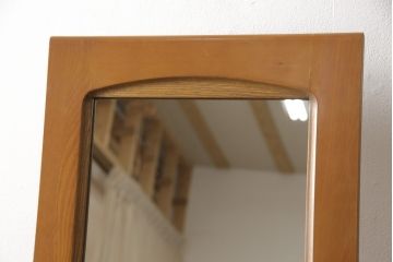 ワードローブを姿見にリメイク!扉部分をフレームにしたスタンド式に加工。