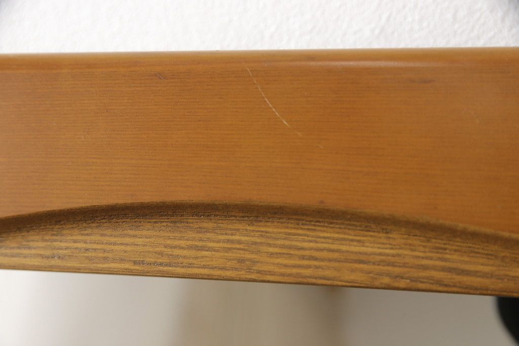 ワードローブを姿見にリメイク!扉部分をフレームにしたスタンド式に加工。