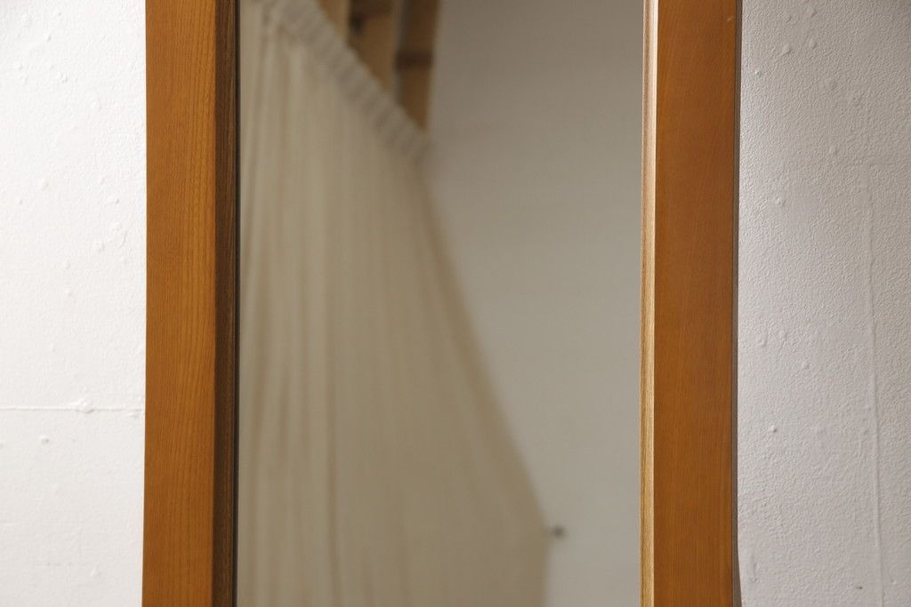 ワードローブを姿見にリメイク!扉部分をフレームにしたスタンド式に加工。