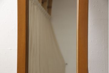 ワードローブを姿見にリメイク!扉部分をフレームにしたスタンド式に加工。