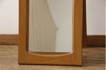 ワードローブを姿見にリメイク!扉部分をフレームにしたスタンド式に加工。