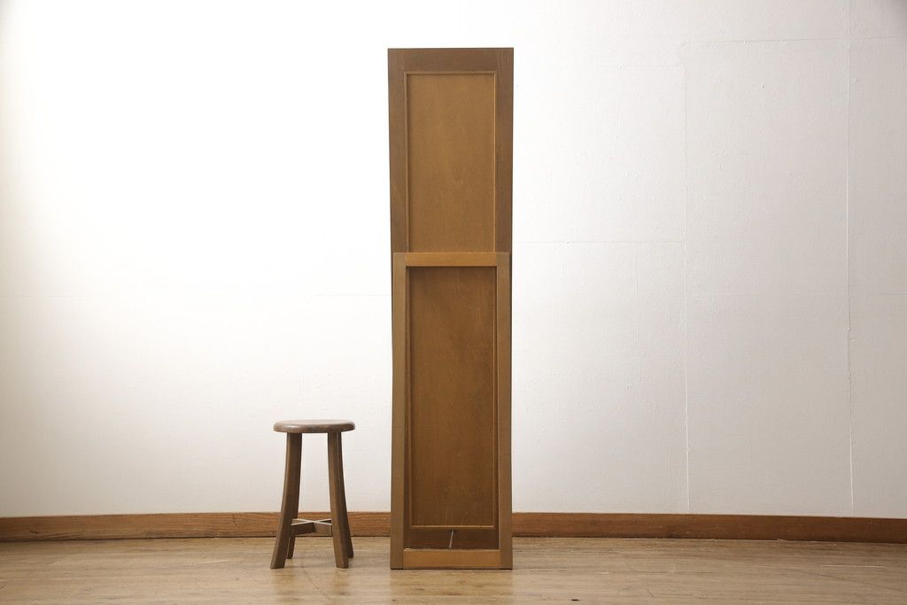 ワードローブを姿見にリメイク!扉部分をフレームにしたスタンド式に加工。