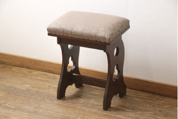 椅子を綺麗に再生!座面のクッション材を交換し、張地を張り替え。元の木色をベースに着色仕上げ。