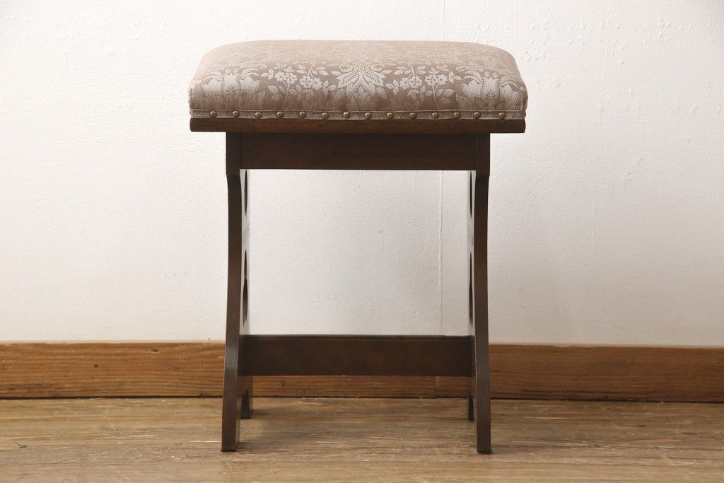 椅子を綺麗に再生!座面のクッション材を交換し、張地を張り替え。元の木色をベースに着色仕上げ。