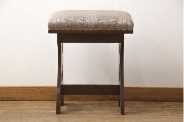 椅子を綺麗に再生!座面のクッション材を交換し、張地を張り替え。元の木色をベースに着色仕上げ。