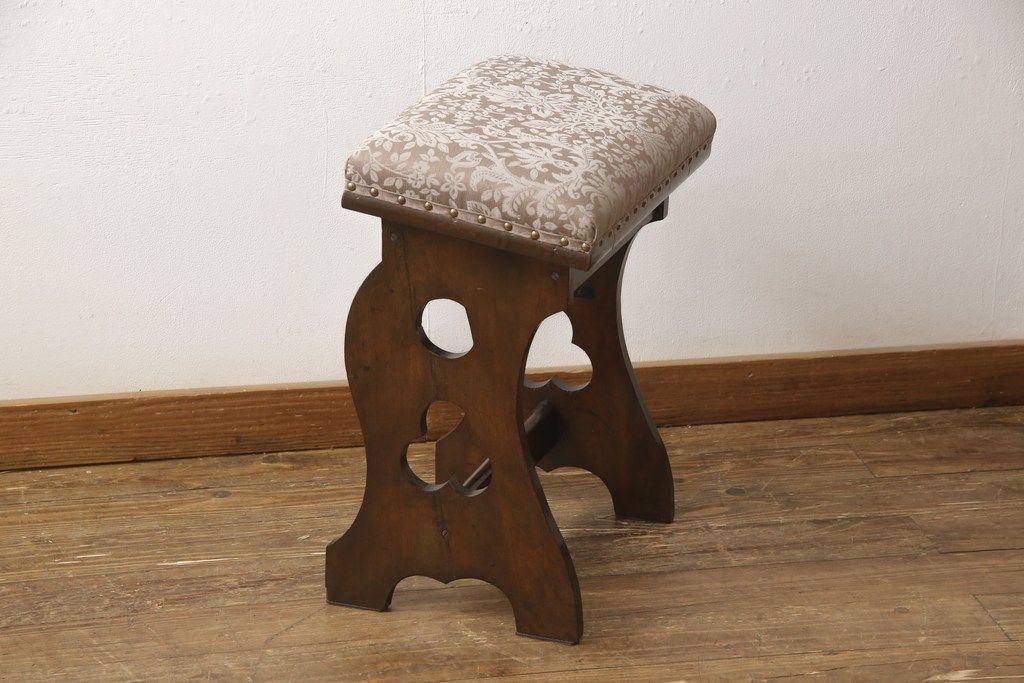 椅子を綺麗に再生!座面のクッション材を交換し、張地を張り替え。元の木色をベースに着色仕上げ。