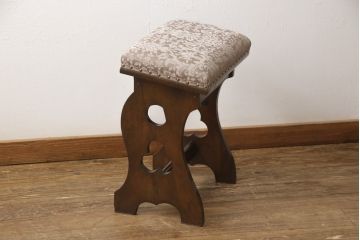 椅子を綺麗に再生!座面のクッション材を交換し、張地を張り替え。元の木色をベースに着色仕上げ。