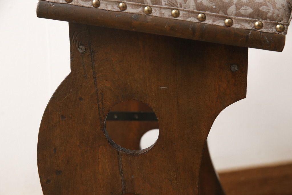 椅子を綺麗に再生!座面のクッション材を交換し、張地を張り替え。元の木色をベースに着色仕上げ。