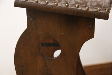 椅子を綺麗に再生!座面のクッション材を交換し、張地を張り替え。元の木色をベースに着色仕上げ。