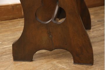 椅子を綺麗に再生!座面のクッション材を交換し、張地を張り替え。元の木色をベースに着色仕上げ。