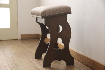 椅子を綺麗に再生!座面のクッション材を交換し、張地を張り替え。元の木色をベースに着色仕上げ。