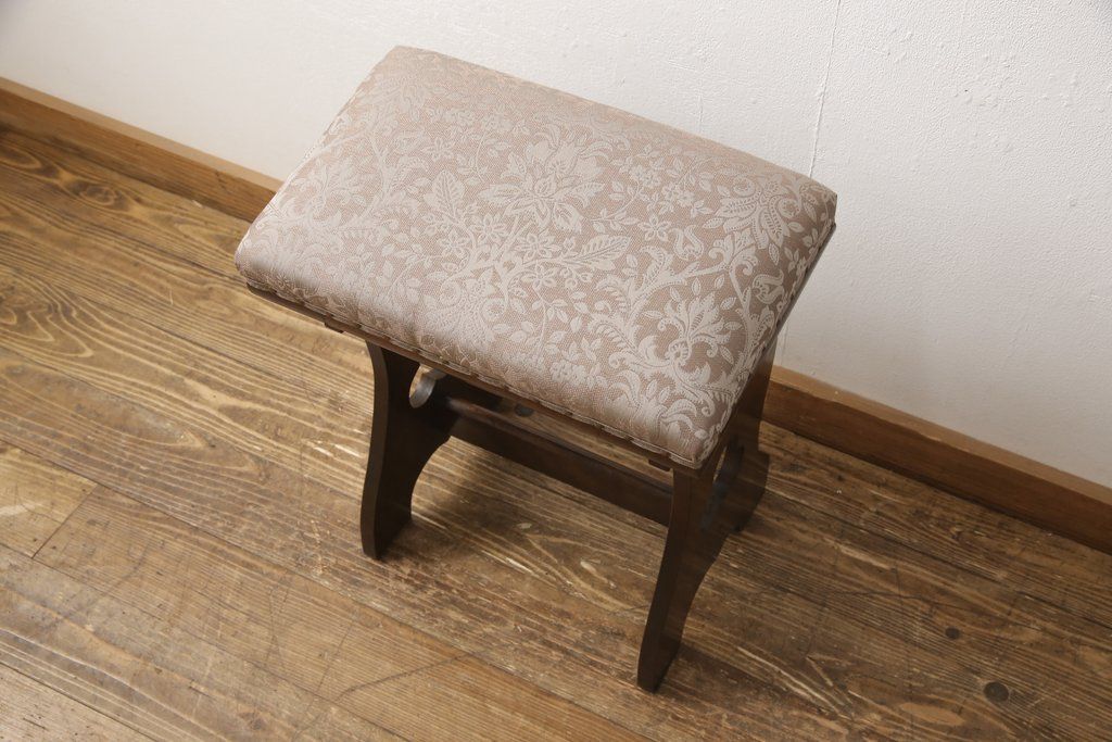 椅子を綺麗に再生!座面のクッション材を交換し、張地を張り替え。元の木色をベースに着色仕上げ。