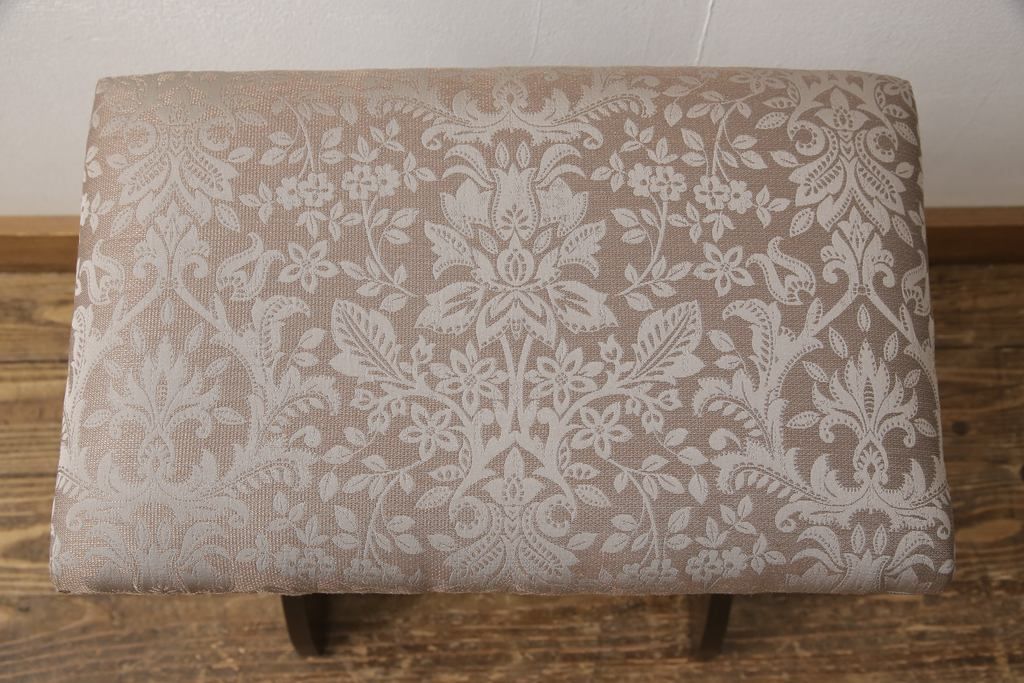 椅子を綺麗に再生!座面のクッション材を交換し、張地を張り替え。元の木色をベースに着色仕上げ。