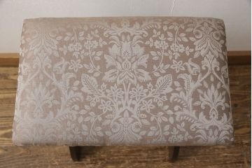 椅子を綺麗に再生!座面のクッション材を交換し、張地を張り替え。元の木色をベースに着色仕上げ。