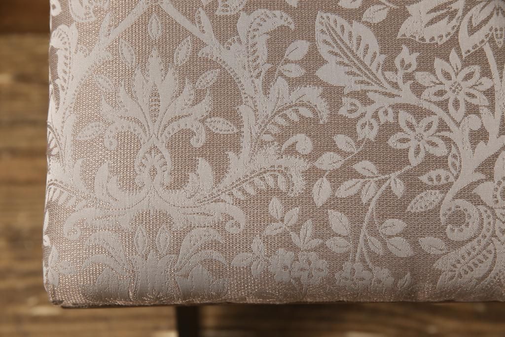 椅子を綺麗に再生!座面のクッション材を交換し、張地を張り替え。元の木色をベースに着色仕上げ。