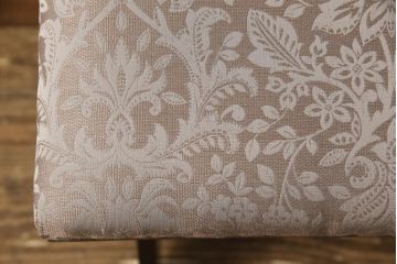 椅子を綺麗に再生!座面のクッション材を交換し、張地を張り替え。元の木色をベースに着色仕上げ。