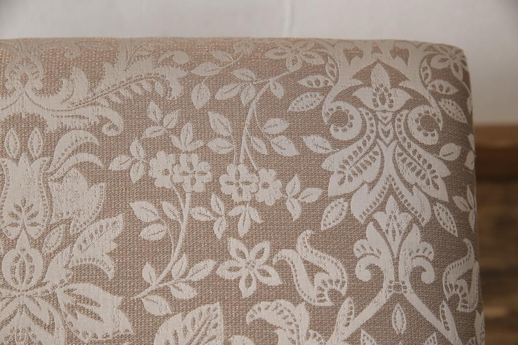 椅子を綺麗に再生!座面のクッション材を交換し、張地を張り替え。元の木色をベースに着色仕上げ。