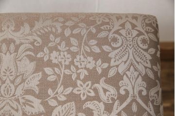 椅子を綺麗に再生!座面のクッション材を交換し、張地を張り替え。元の木色をベースに着色仕上げ。