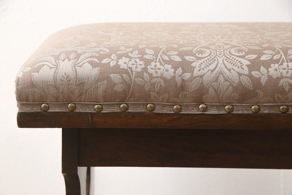 椅子を綺麗に再生!座面のクッション材を交換し、張地を張り替え。元の木色をベースに着色仕上げ。