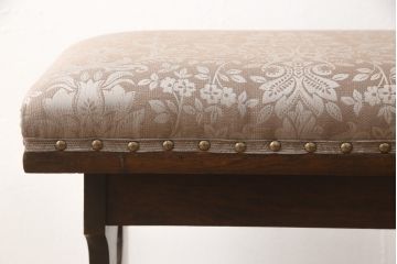 椅子を綺麗に再生!座面のクッション材を交換し、張地を張り替え。元の木色をベースに着色仕上げ。