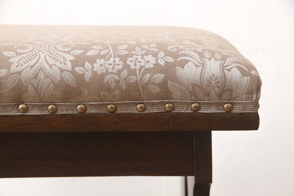 椅子を綺麗に再生!座面のクッション材を交換し、張地を張り替え。元の木色をベースに着色仕上げ。