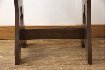 椅子を綺麗に再生!座面のクッション材を交換し、張地を張り替え。元の木色をベースに着色仕上げ。