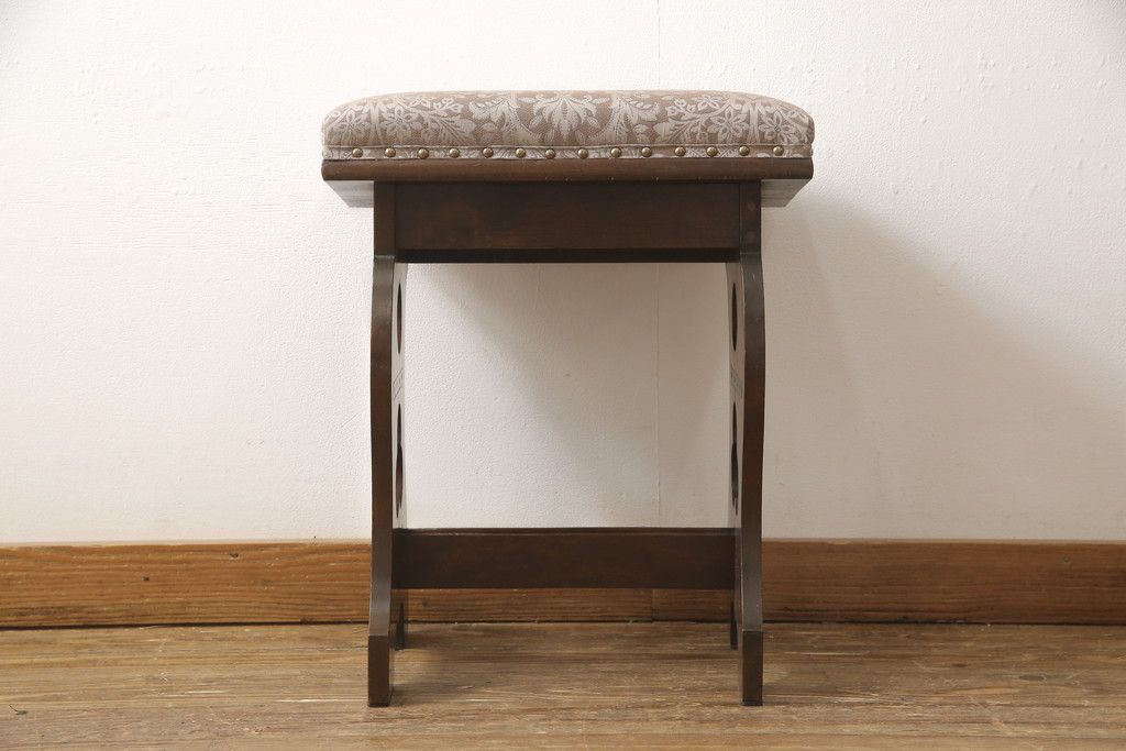 椅子を綺麗に再生!座面のクッション材を交換し、張地を張り替え。元の木色をベースに着色仕上げ。