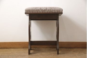 椅子を綺麗に再生!座面のクッション材を交換し、張地を張り替え。元の木色をベースに着色仕上げ。